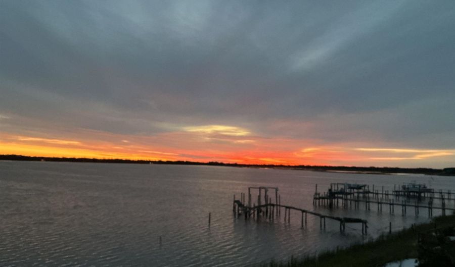 203 Harbor Cir, Alligator Point, FL 32346 - 3 Beds, 2 Bath