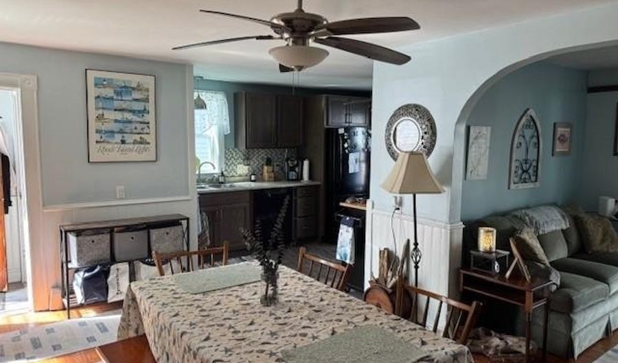 23 Rock St, Bristol, RI 02809 - 2 Beds, 1 Bath