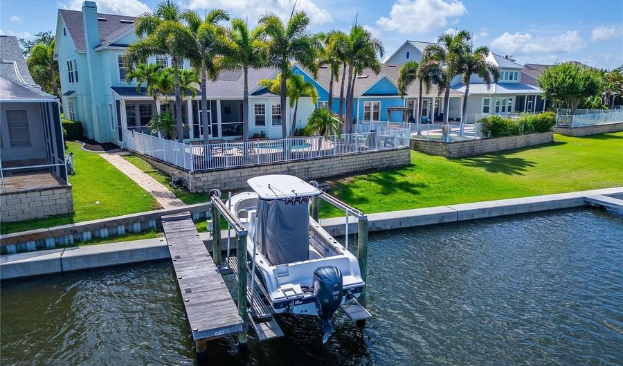 5722 SEA TROUT Pl, Apollo Beach, FL 33572 - 4 Beds, 4 Bath