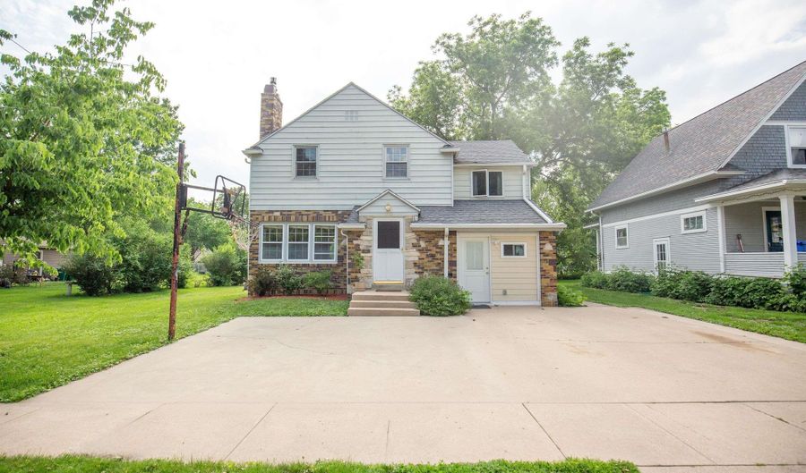 716 S Jones St, Algona, IA 50511 - 4 Beds, 3 Bath