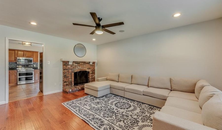 382 Cedar Run Dr, Ballwin, MO 63021 - 3 Beds, 2 Bath