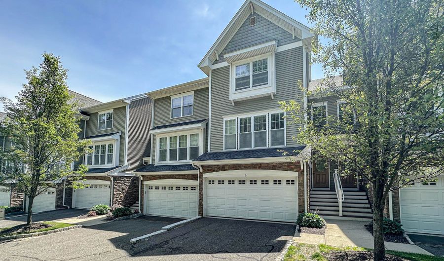 6 Lawrence Ave 6, Danbury, CT 06810 - 2 Beds, 3 Bath