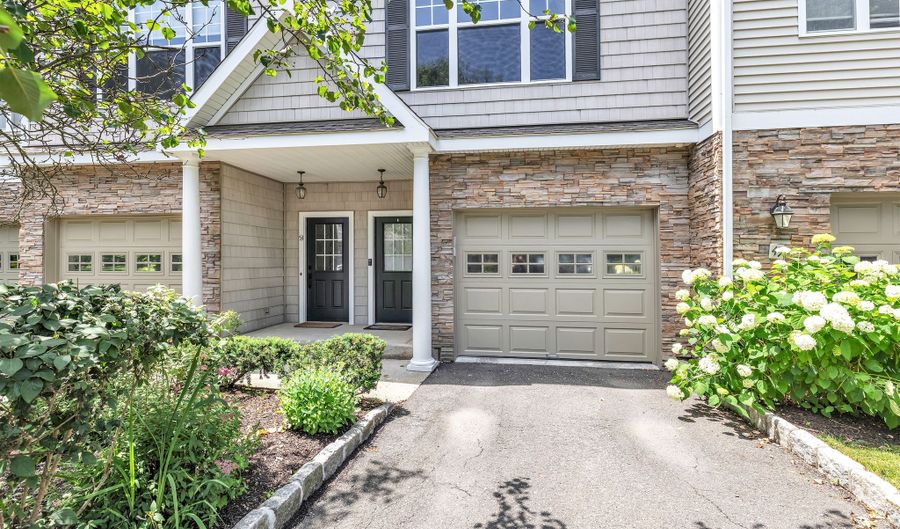 51 Faith Ln 51, Danbury, CT 06810 - 2 Beds, 3 Bath