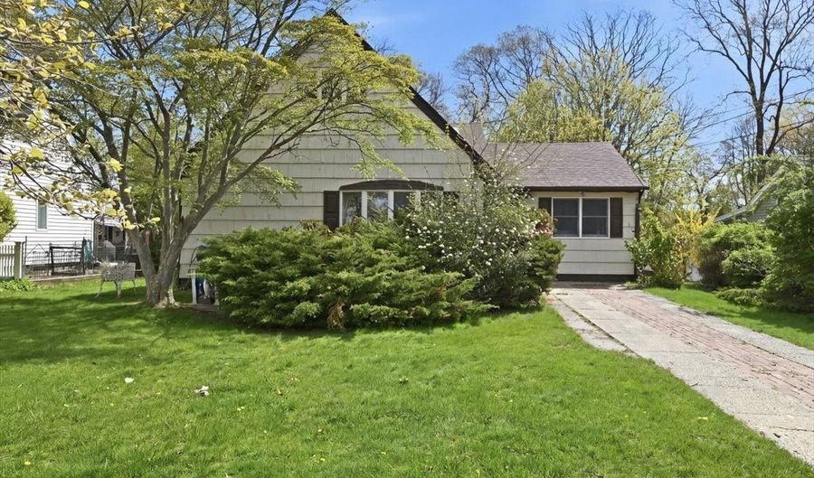 49 Forrest Pl, Amityville, NY 11701 - 4 Beds, 3 Bath