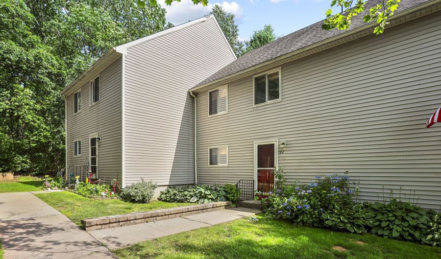 22 Mohawk Ct 22, Cromwell, CT 06416 - 3 Beds, 2 Bath