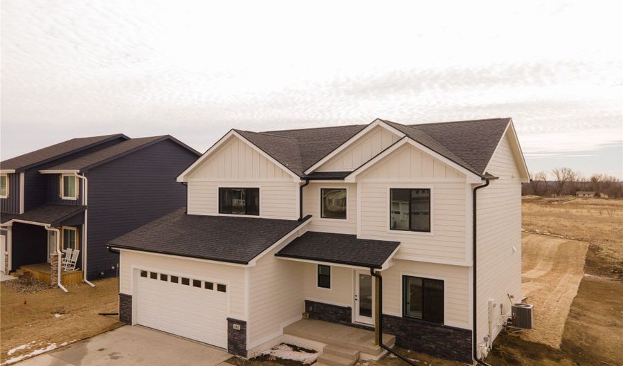 602 E Vista Lake Ave, Polk City, IA 50226 - 4 Beds, 3 Bath
