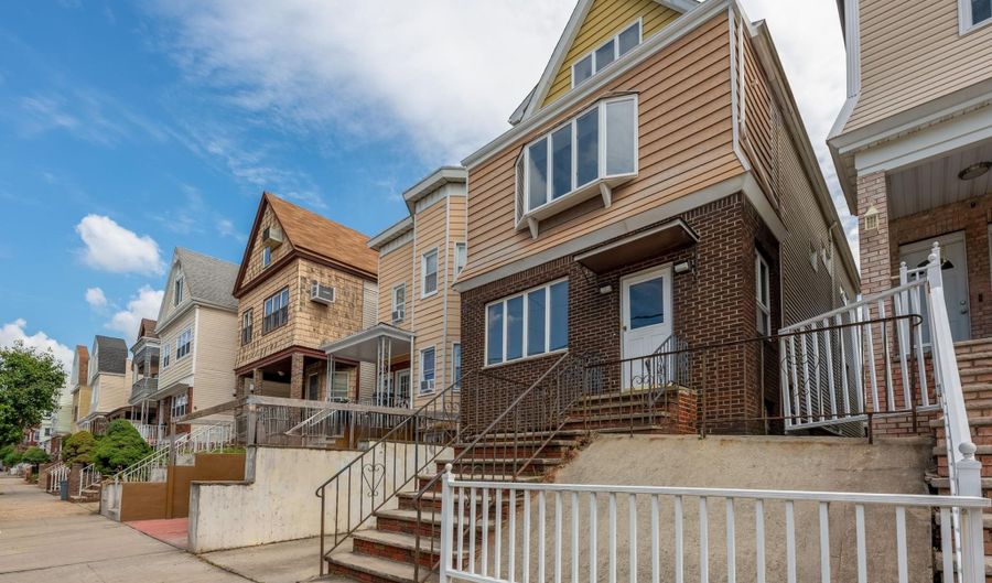 71 W 17TH St, Bayonne, NJ 07002 - 6 Beds, 3 Bath