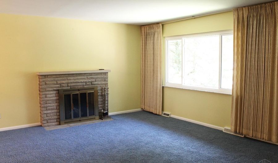 934 Anderson Hills Dr, Anderson Twp., OH 45230 - 3 Beds, 2 Bath
