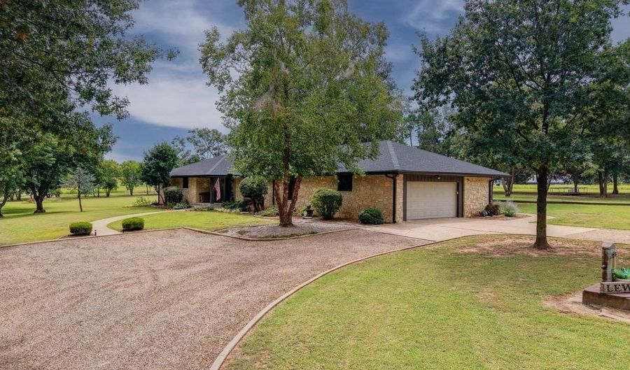 2017 E Chestnut Ave, Arkansas City, KS 67005 - 4 Beds, 4 Bath