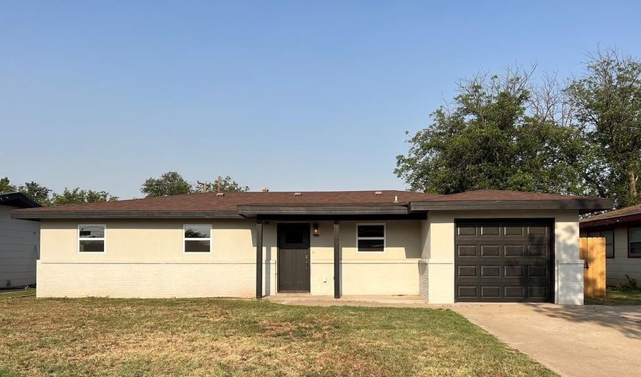 607 NW 11th St, Andrews, TX 79714 - 3 Beds, 2 Bath