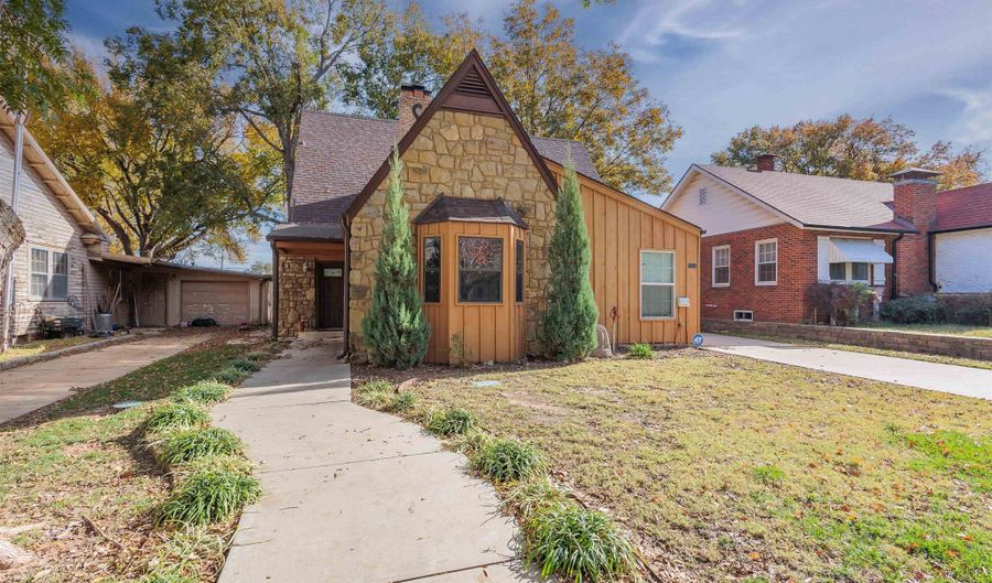 1330 N 2nd St, Arkansas City, KS 67005 - 4 Beds, 3 Bath