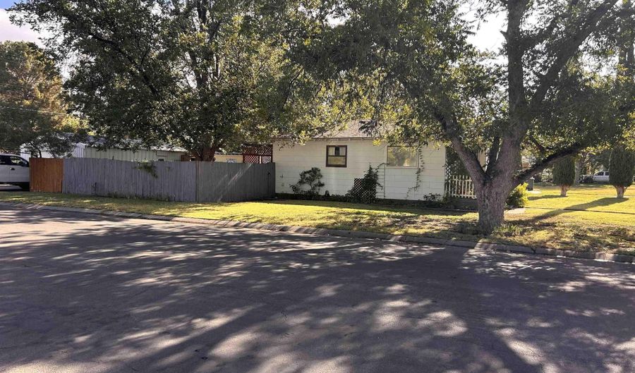 302 Glendale St, Carlsbad, NM 88220 - 2 Beds, 1 Bath