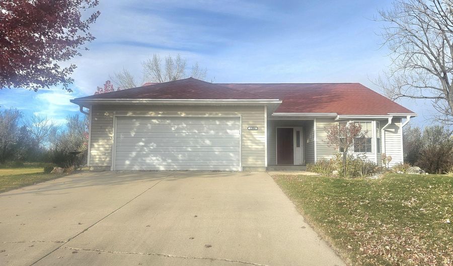 1204 Willow Dr, Aberdeen, SD 57401 - 2 Beds, 2 Bath