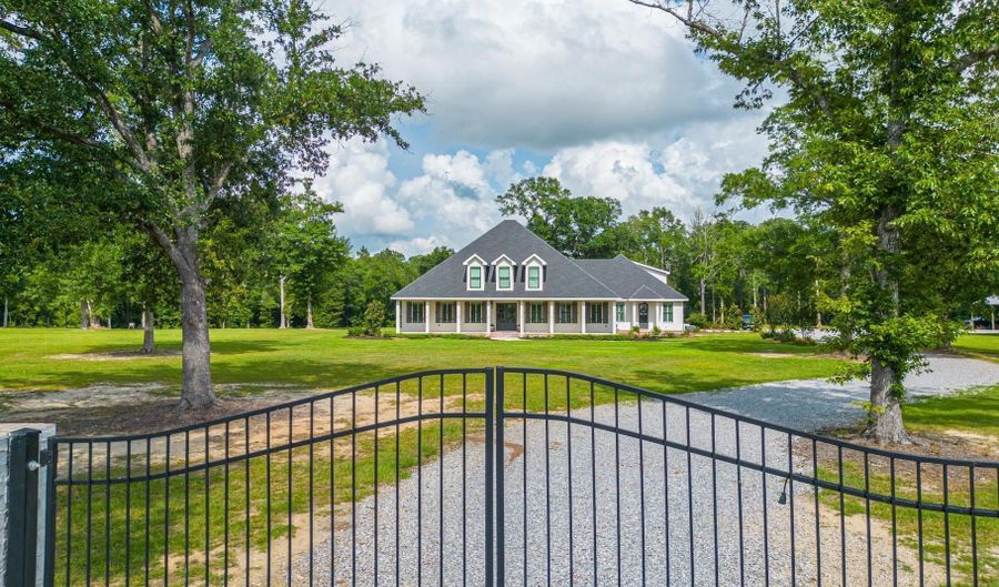 15240 Karen Rd, Biloxi, MS 39532 - 4 Beds, 5 Bath