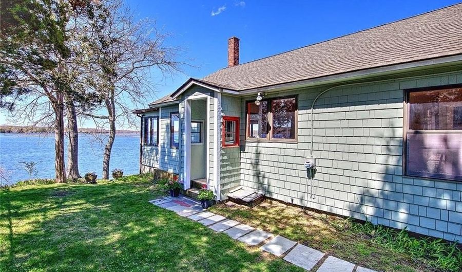 35 Hanson Rd, Barrington, RI 02806 - 2 Beds, 1 Bath