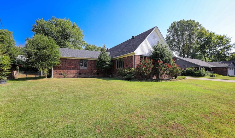 521 W CROSS St, Benton, AR 72015 - 3 Beds, 4 Bath