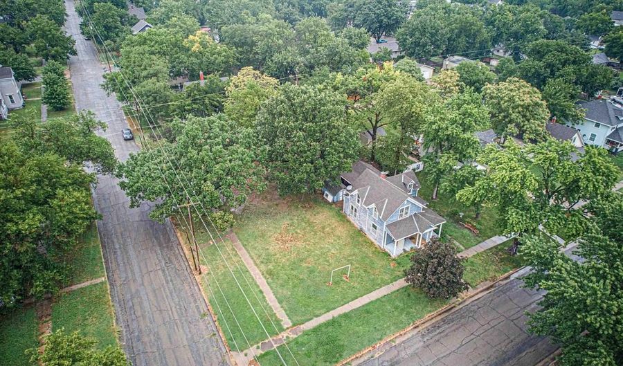 301 And 305 NW 6th St, Abilene, KS 67410 - 4 Beds, 3 Bath