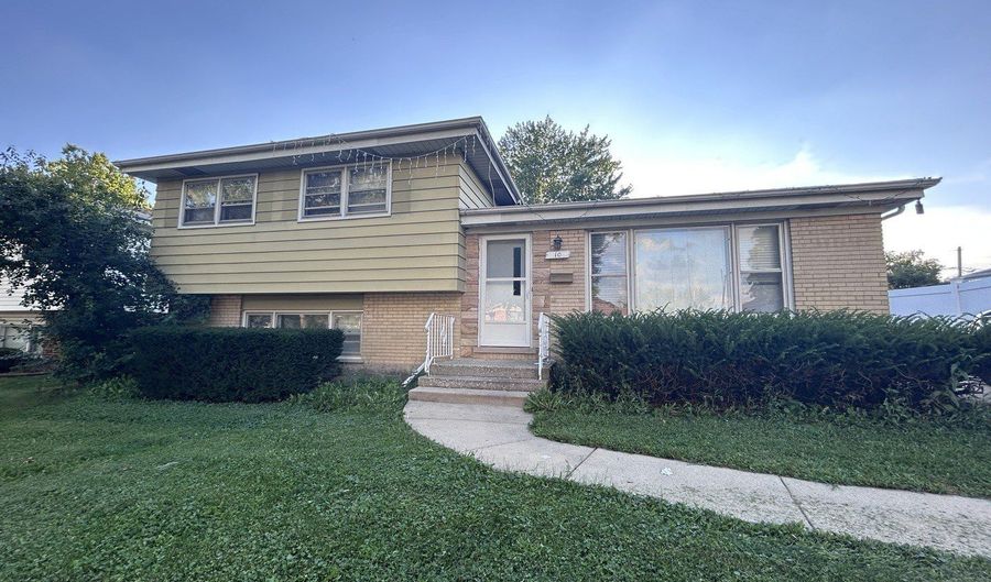 10 N ADAMS Dr, Addison, IL 60101 - 3 Beds, 2 Bath
