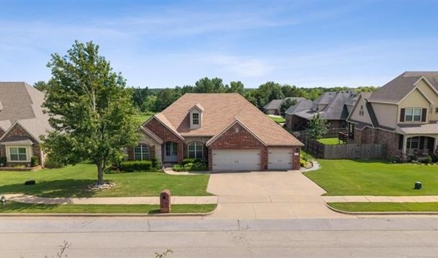 5711 Nottingham Pl, Bartlesville, OK 74006 - 4 Beds, 3 Bath