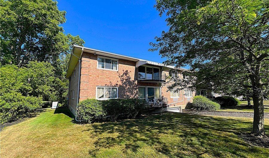 31 Park Lane Ct, Amherst, NY 14221 - 3 Beds, 2 Bath