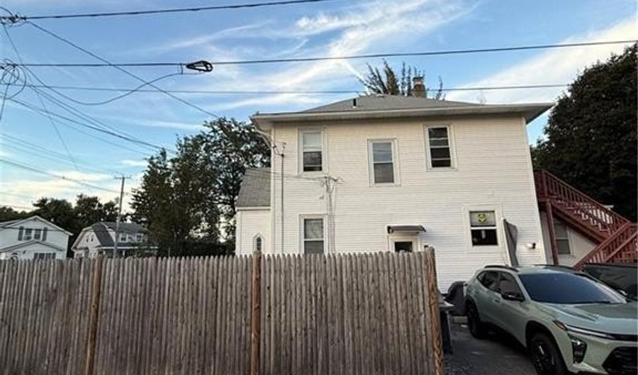530 Post Rd, Warwick, RI 02888 - 3 Beds, 2 Bath