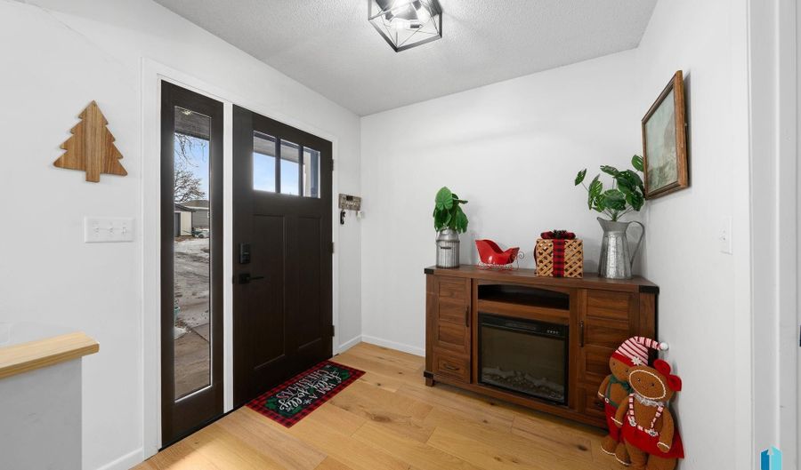 1121 S Splitrock Blvd, Brandon, SD 57005 - 5 Beds, 2 Bath