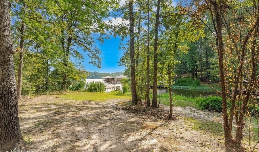 4936 Old Oak Dr, Benton, LA 71006 - 3 Beds, 2 Bath