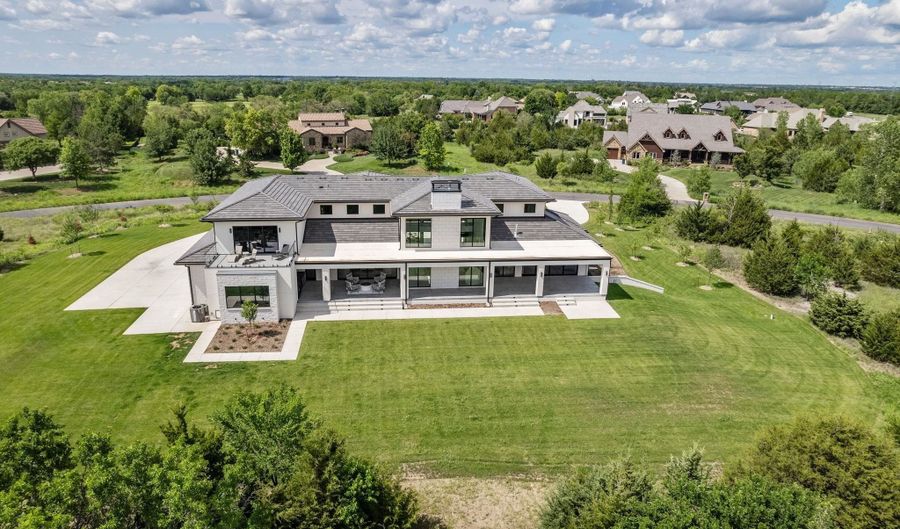 1307 E Bluestem Ct, Andover, KS 67002 - 4 Beds, 9 Bath