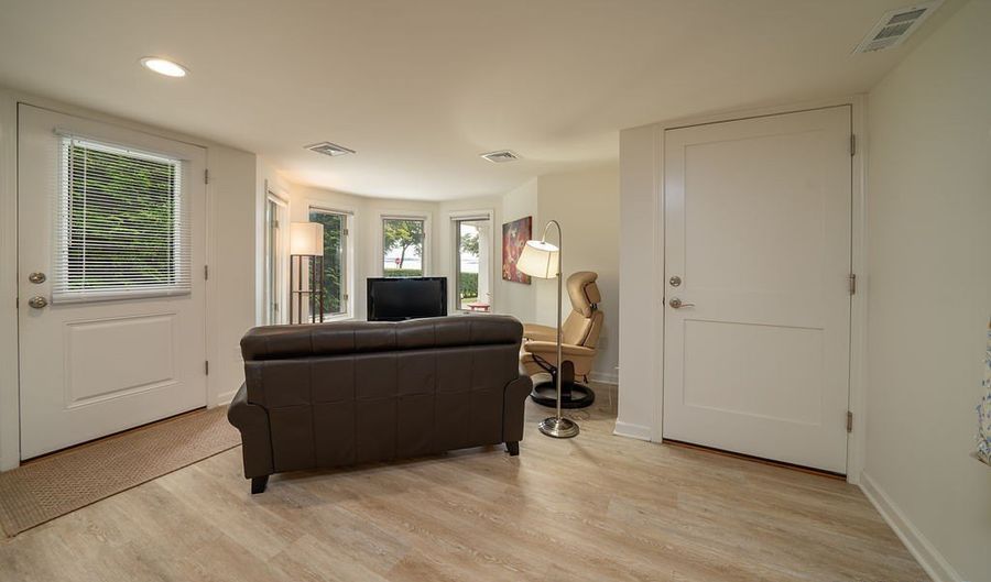 133 Linden Ave Apt B, Branford, CT 06405 - 1 Beds, 1 Bath