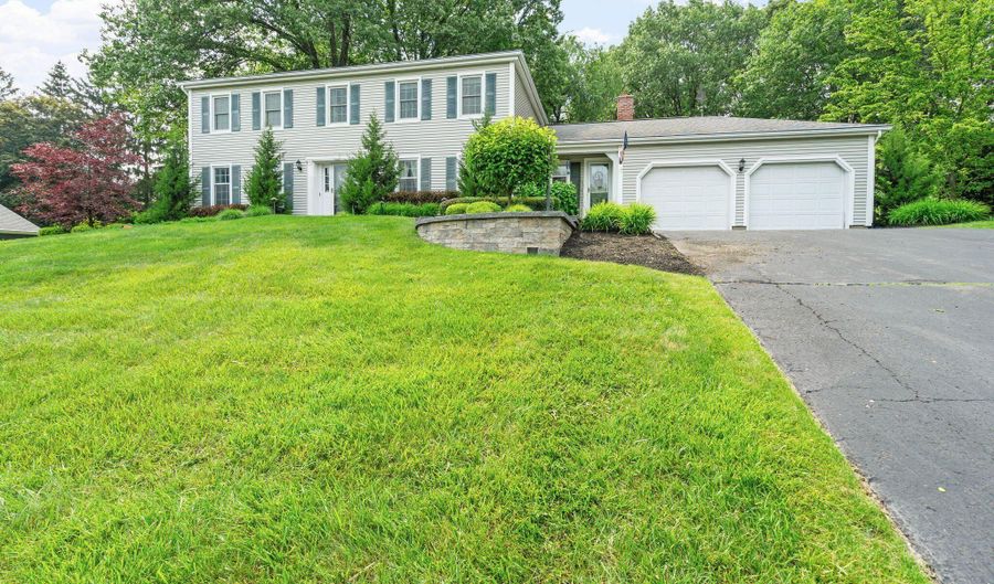 17 Greyledge Dr, Albany, NY 12211 - 4 Beds, 3 Bath