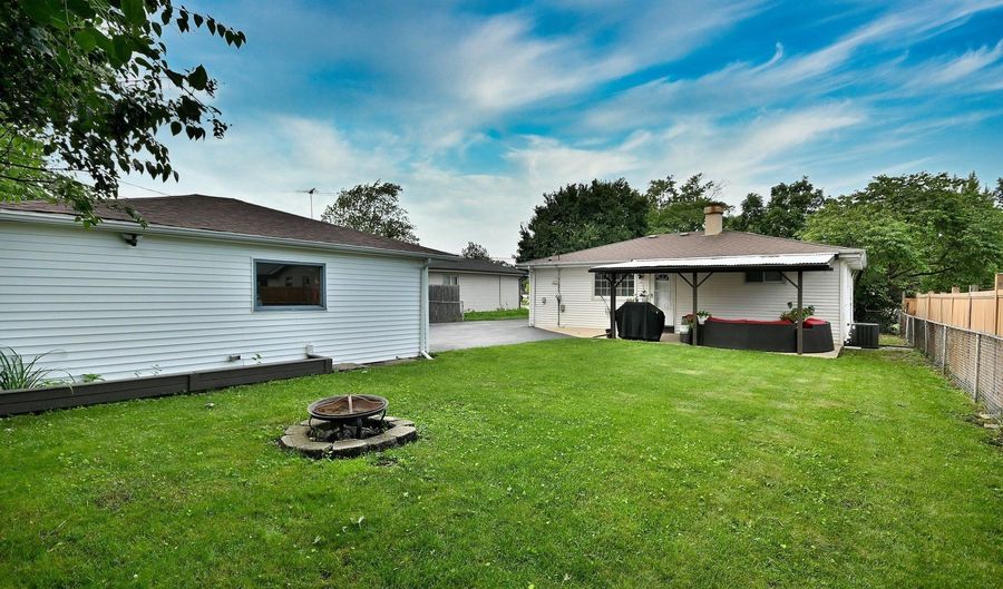 511 W BYRON Ave, Addison, IL 60101 - 3 Beds, 2 Bath