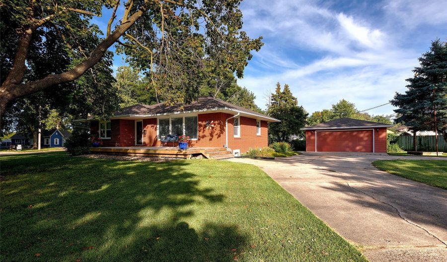 101 4th Ave SE, Altoona, IA 50009 - 3 Beds, 2 Bath