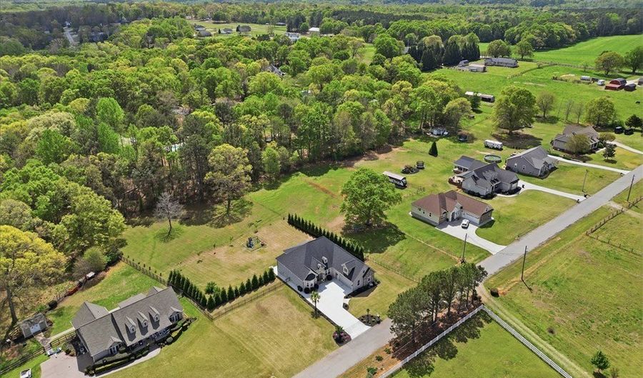 126 Na Lin Way, Belton, SC 29627 - 4 Beds, 3 Bath