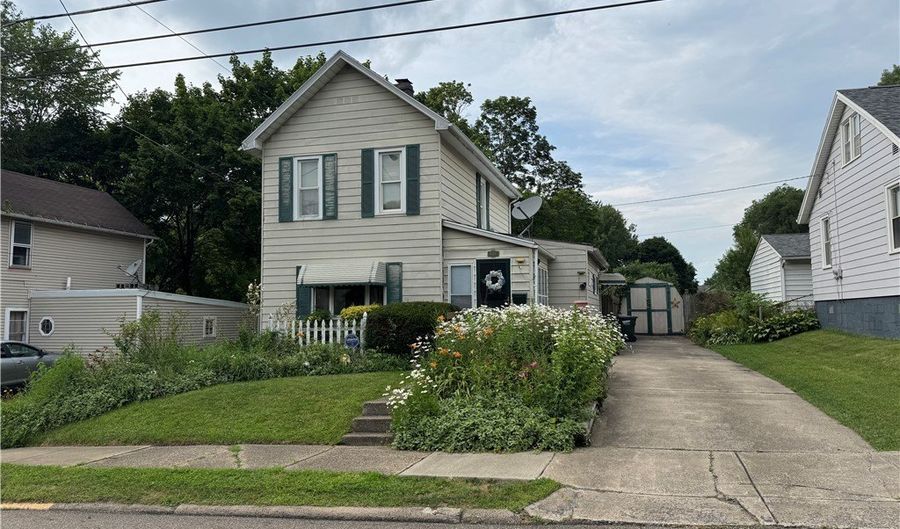 134 E Summit St, Alliance, OH 44601 - 3 Beds, 1 Bath