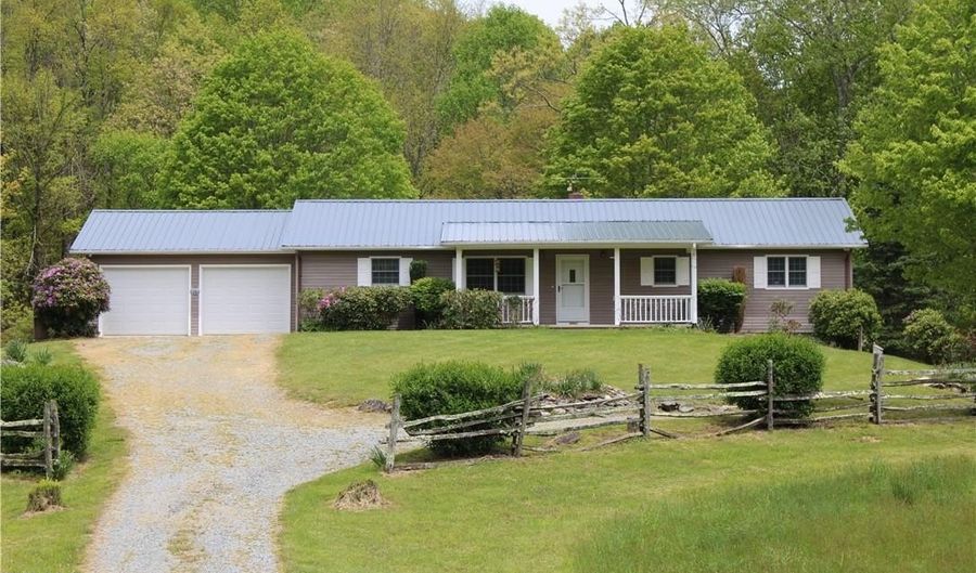 762 George Eggers Rd, Banner Elk, NC 28604 - 3 Beds, 2 Bath