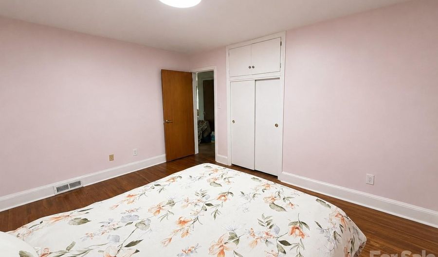 1327 Dresden Dr W, Charlotte, NC 28205 - 3 Beds, 2 Bath
