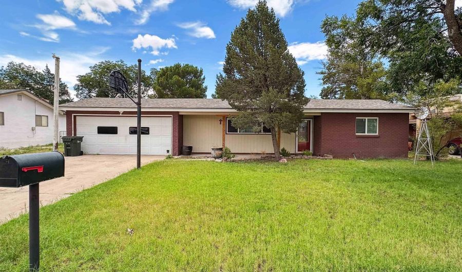 1504 S Country Club Cir, Carlsbad, NM 88220 - 3 Beds, 2 Bath