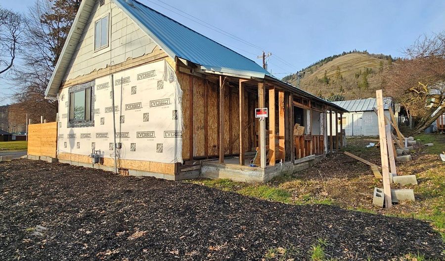 204 N WALNUT St, Bingen, WA 98605 - 2 Beds, 1 Bath