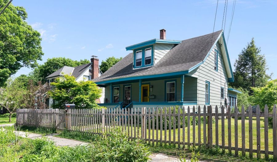 82 Oak Grove Ave, Brattleboro, VT 05301 - 3 Beds, 2 Bath