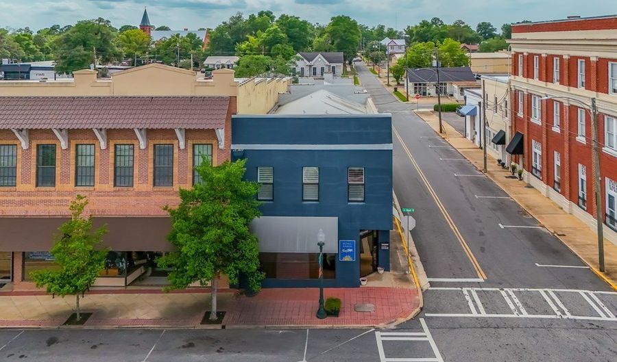 200 S Broad St, Bainbridge, GA 39817 - 3 Beds, 3 Bath