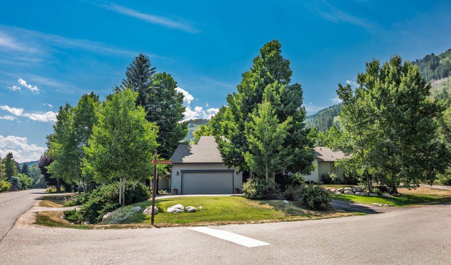 860 Deer Blvd, Avon, CO 81620 - 6 Beds, 4 Bath