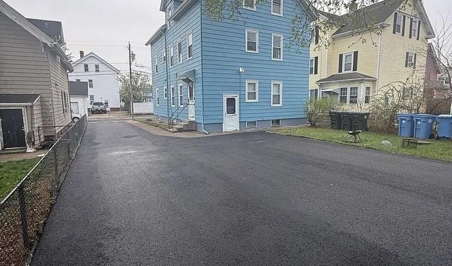 13 Elizabeth St 3, Cumberland, RI 02864 - 3 Beds, 1 Bath