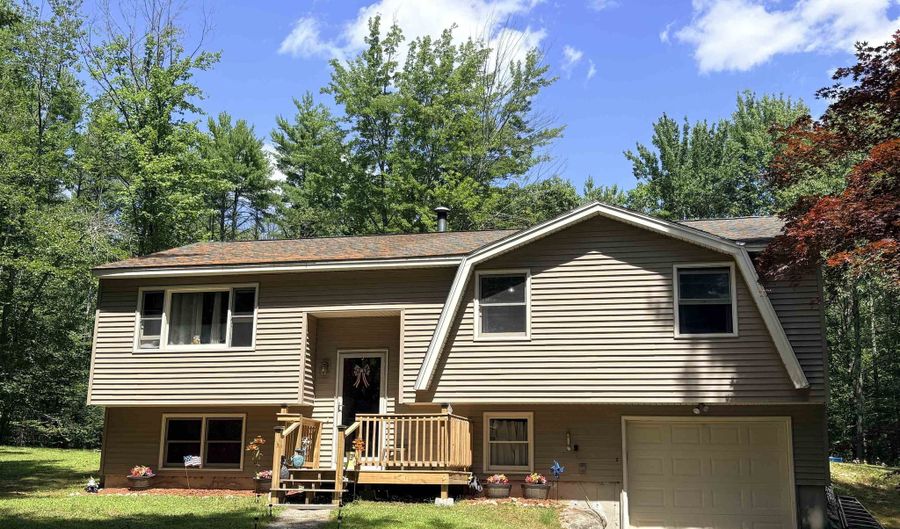 395 North Rd, Candia, NH 03034 - 3 Beds, 1 Bath