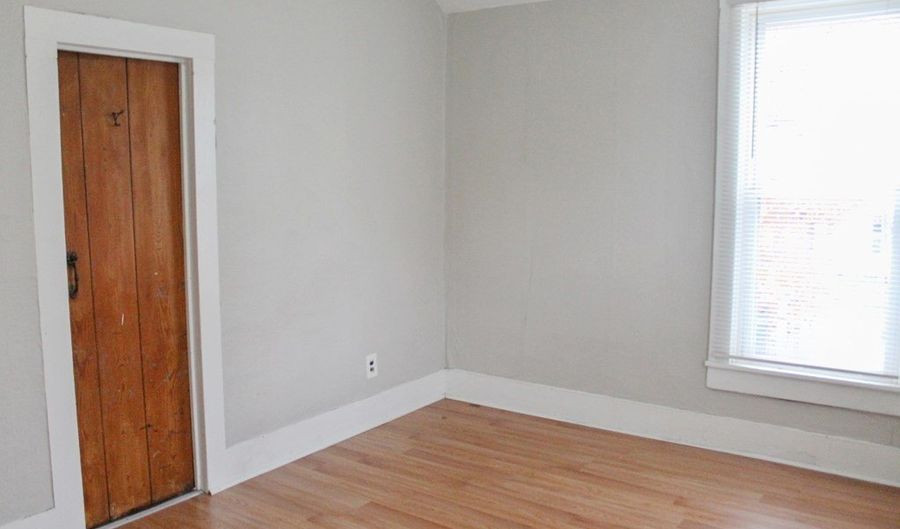 328 W 4th St, Ashland, OH 44805 - 5 Beds, 2 Bath