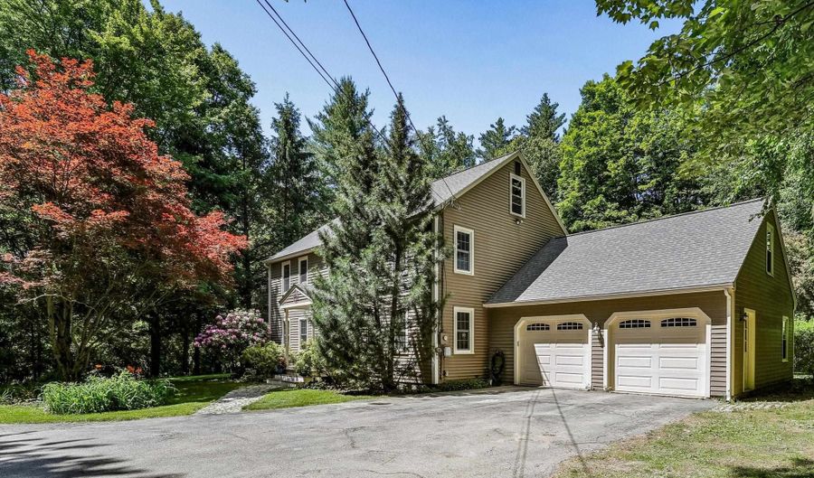 17 Candlewood Dr, Amherst, NH 03031 - 4 Beds, 3 Bath