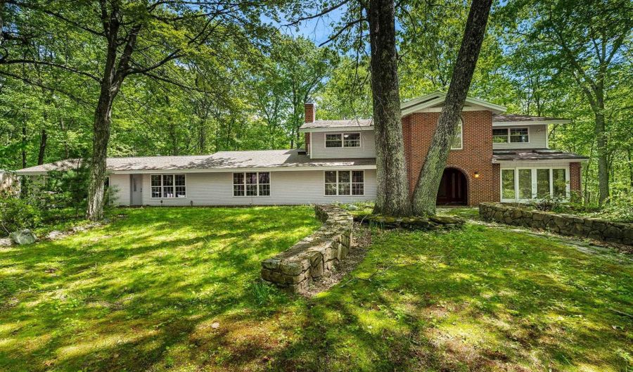 28 Olde Lantern Rd, Bedford, NH 03110 - 5 Beds, 5 Bath