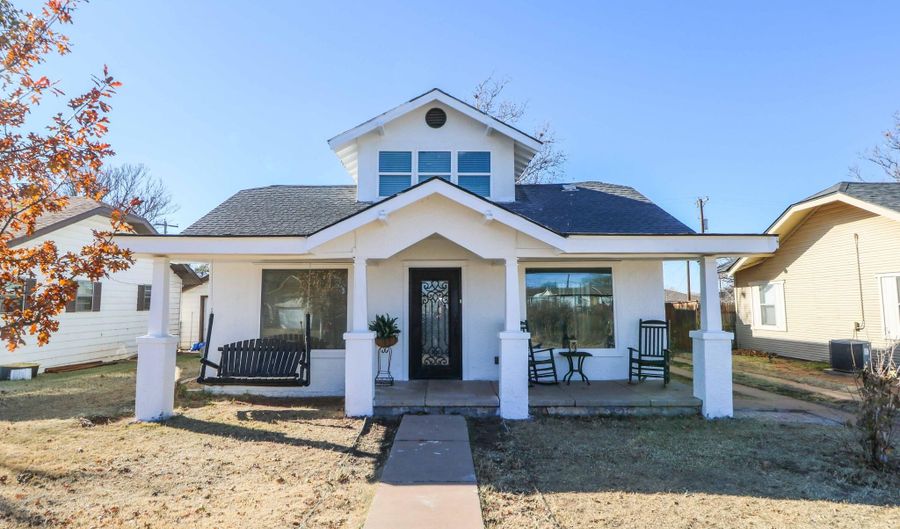 1007 Avenue E, Abernathy, TX 79311 - 4 Beds, 3 Bath