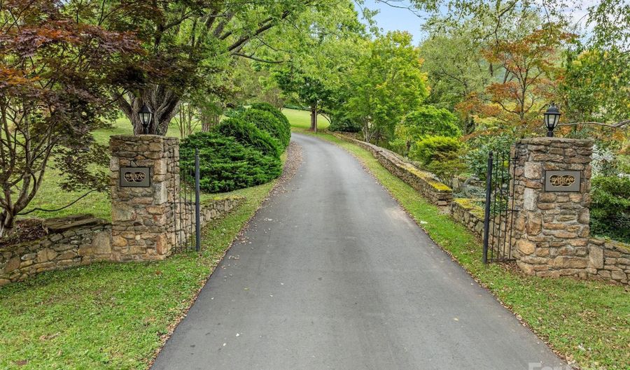 68 Stony Rdg, Asheville, NC 28804 - 3 Beds, 3 Bath