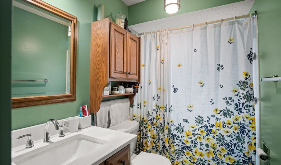 110 10th Ave NW, Altoona, IA 50009 - 5 Beds, 3 Bath
