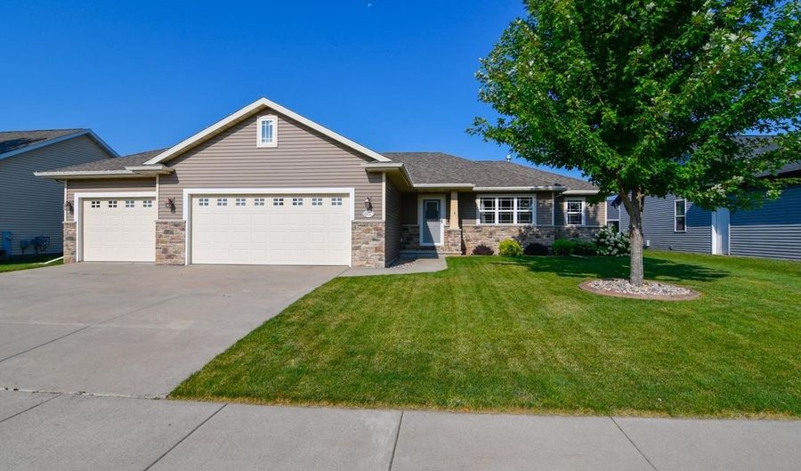N9023 PAPERMAKER Pass, Menasha, WI 54952 - 4 Beds, 2 Bath